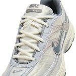 Nike Initiator light bone/smoke grey